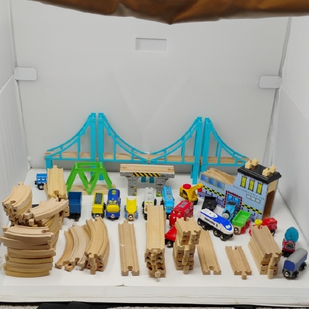 80+ Pieces Of Thomas And Friends Wooden Train Set With Tracks, Trains, Bridges